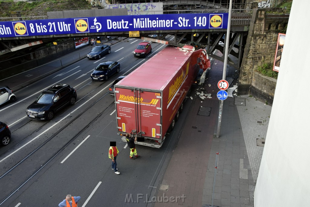 LKW blieb unter Bruecke haengen Koeln Deutz Opladenerstr Deutz Muelheimerstr P043.JPG - Miklos Laubert